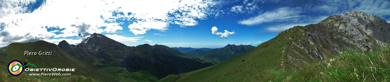 29 Panoramica dal Passo del Vindiolo verso l'alta Val Serina....jpg